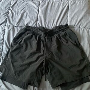 Men’s medium black Lululemon athletic shorts w/built in biker shorts
